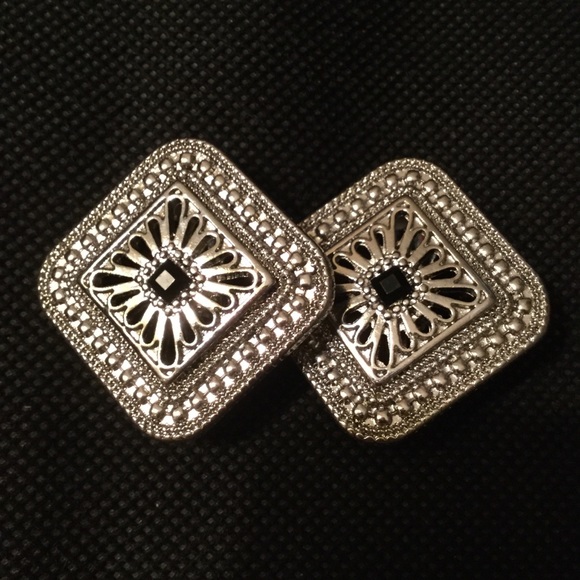 2 for $15🎈 2 Pairs of CLIP ON earrings. - Picture 3 of 5